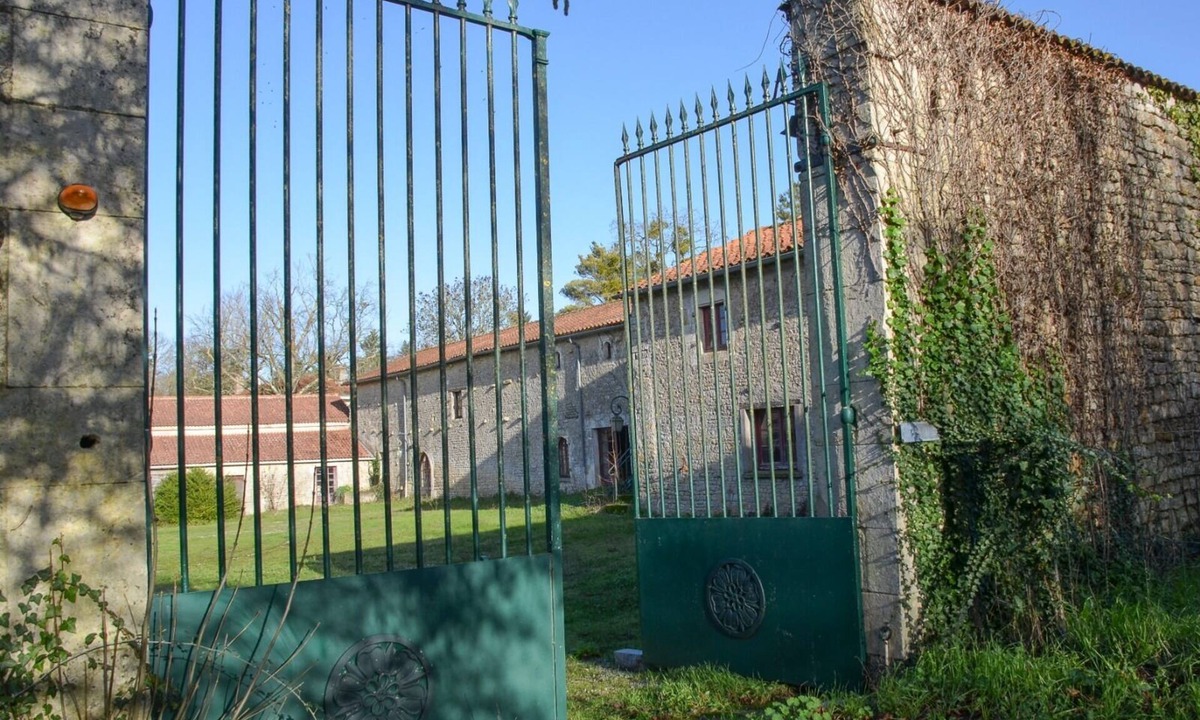 Sainte-Hermine House | Gite de 15 Personnes en Vendée