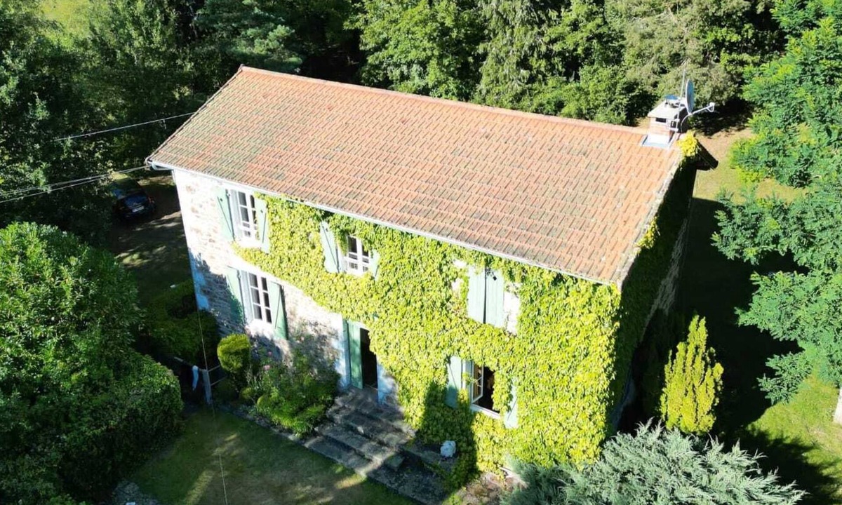 Saint-Pierre-le-Chastel House | Gite des Roziers Warm family home in the countryside near Vulcania