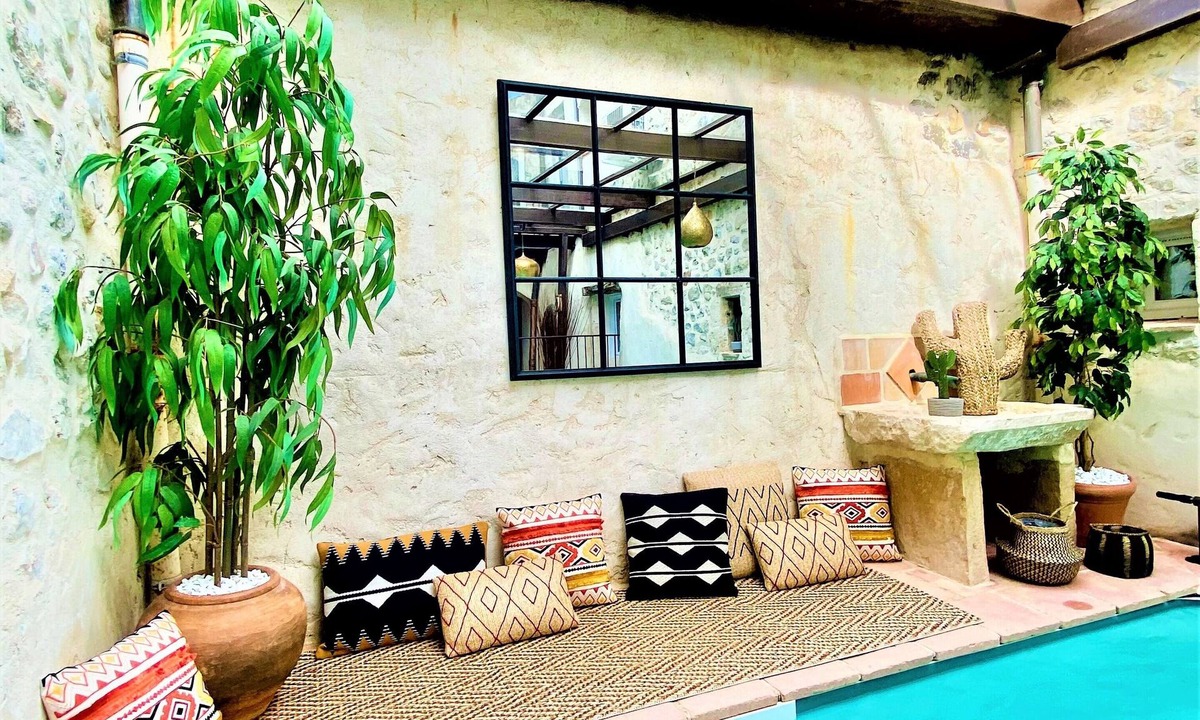 Vallon-Pont-d'Arc House | Gite DE Groupe 18p 9ch 450m2 Patio Piscine Interieure Chauffee