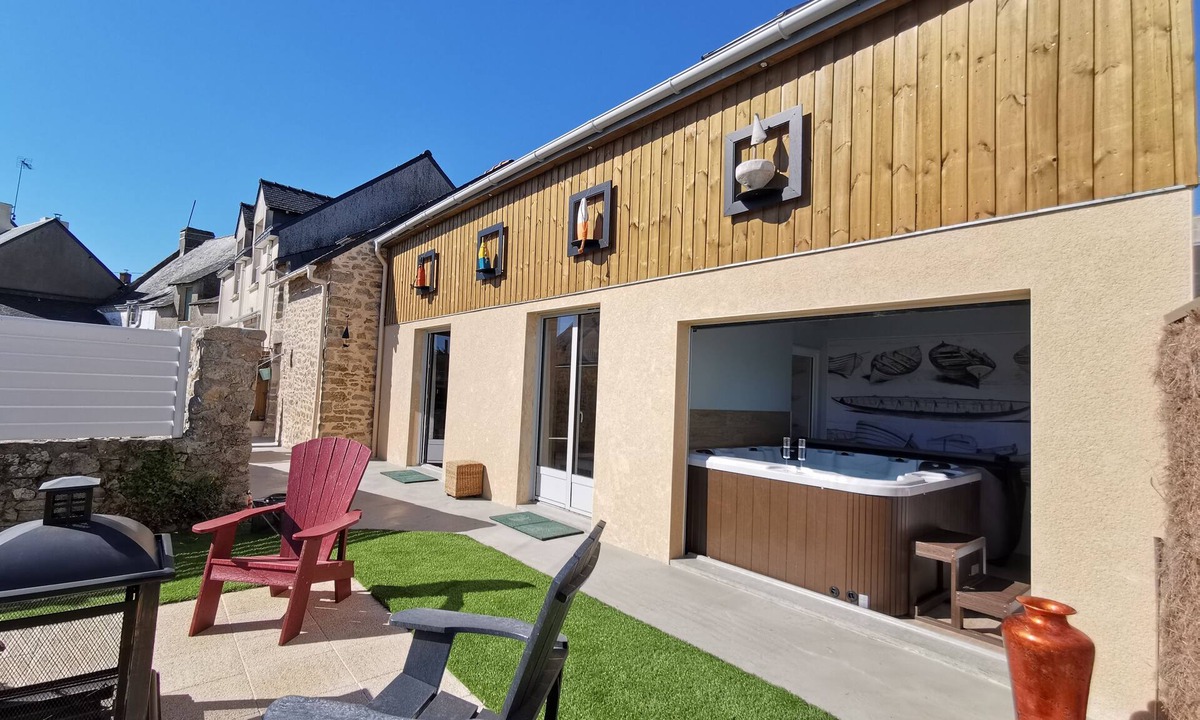 La Turballe House | Gite de la Baleine with Jacuzzi La Turballe
