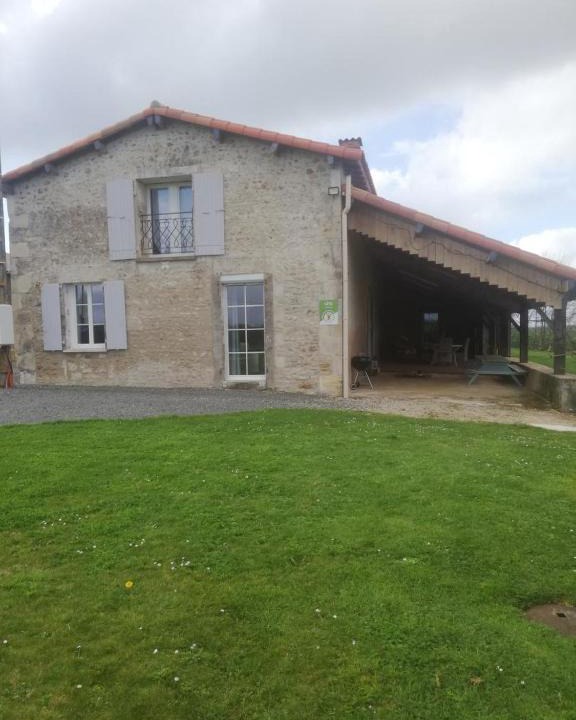 Charroux House | Gite de la haute roche