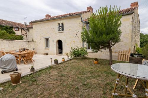 Deneze-sous-Doue House | Gite Divin 8 personnes