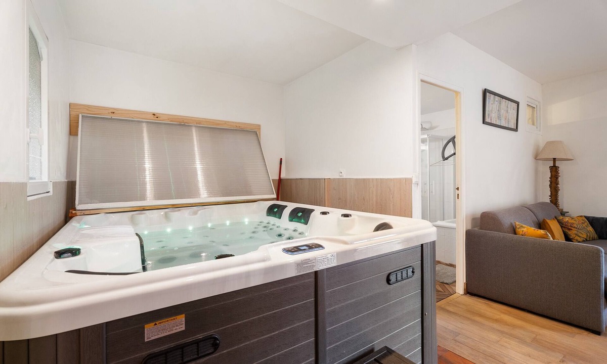 Vieux-Viel House | Gîte du 17 – Wellness with Spa, Private Terrace, Garden and Wi-Fi