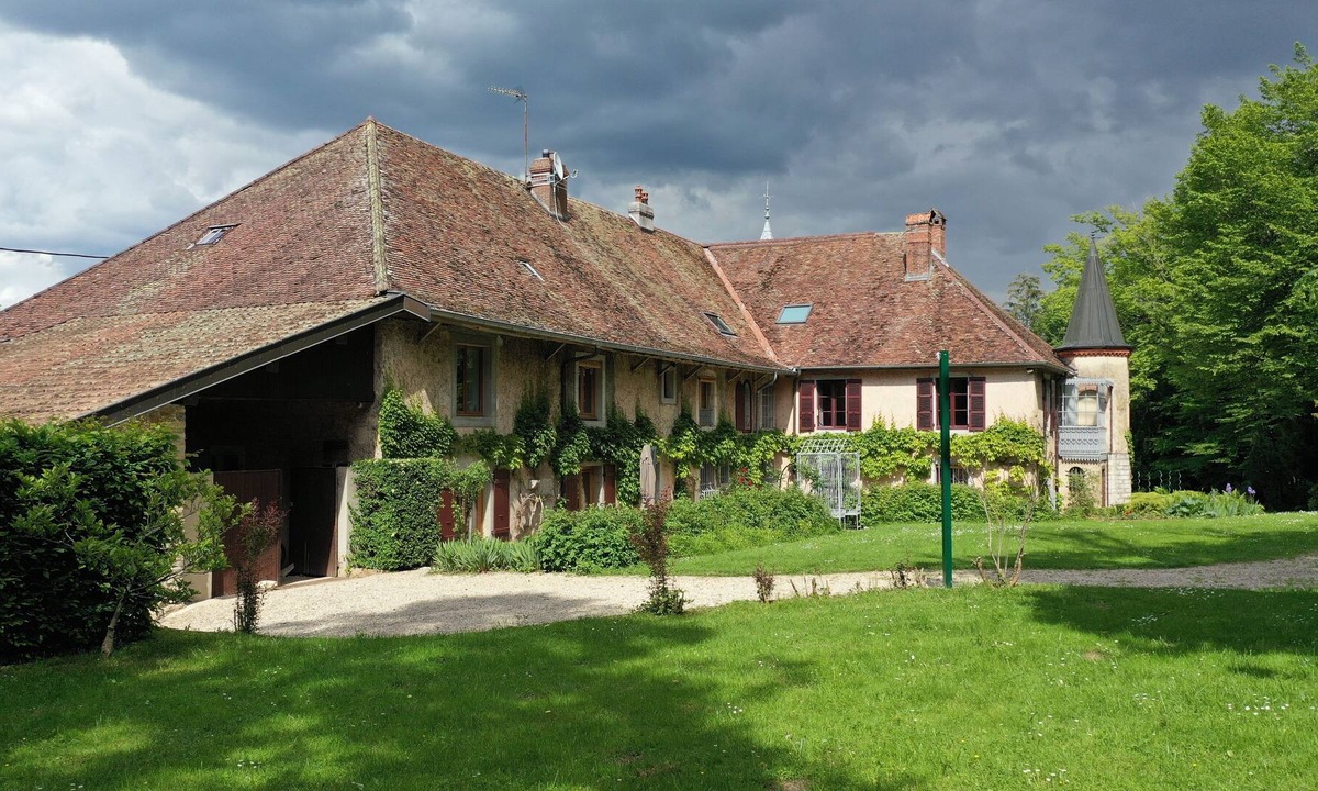 Marnoz Apartment | Gite du Mont Begon - Piscine partagée