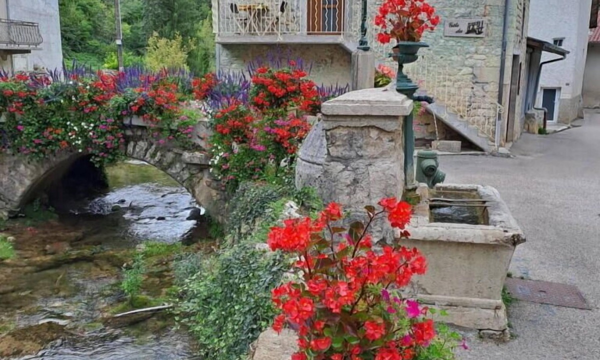 Cerdon House | Gite du Pressoir by the stream in Cerdon