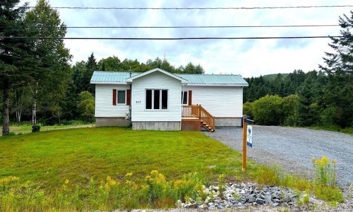 Lamarche House | Gite du Ruisseau: maison 3 chambres, secteur tranquille à Lamarche, Qc CAN