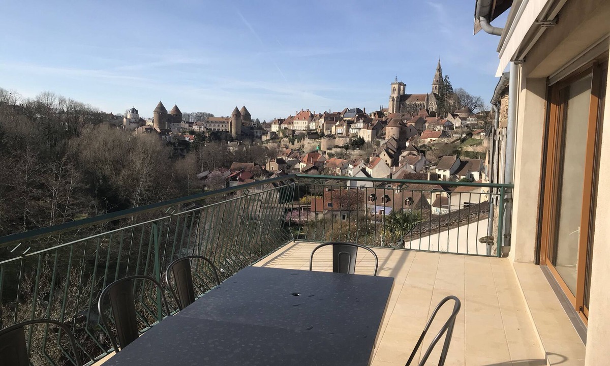 Semur-en-Auxois House | Gite du viaduc, 3-star tourist accommodation, panoramic view.