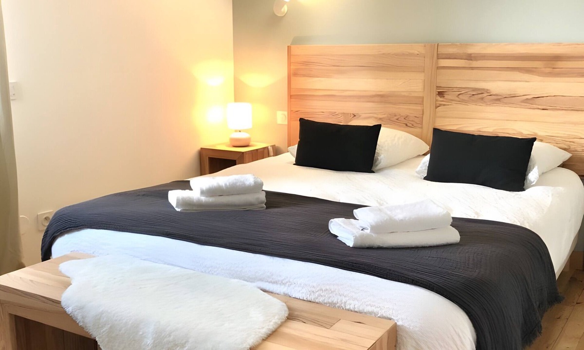 Saffloz House | Gîte "Fleur de Miel" – Renovated House in the Heart of the Lakes Region