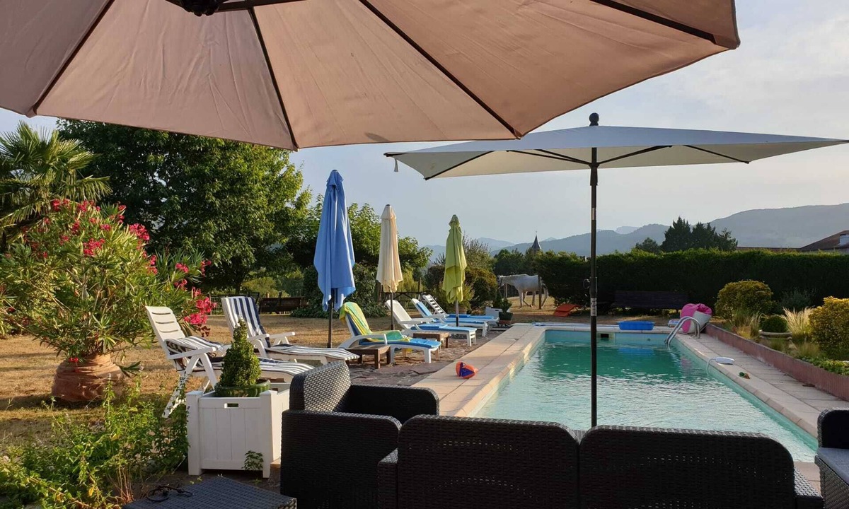 Osses Apartment | Gîte for 2 people; on one level; with shared swimming pool;