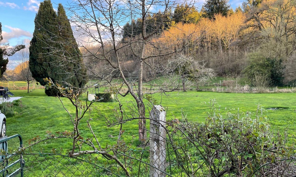 Saint-Berain-sous-Sanvignes House | Gîte for 6 people with private pond