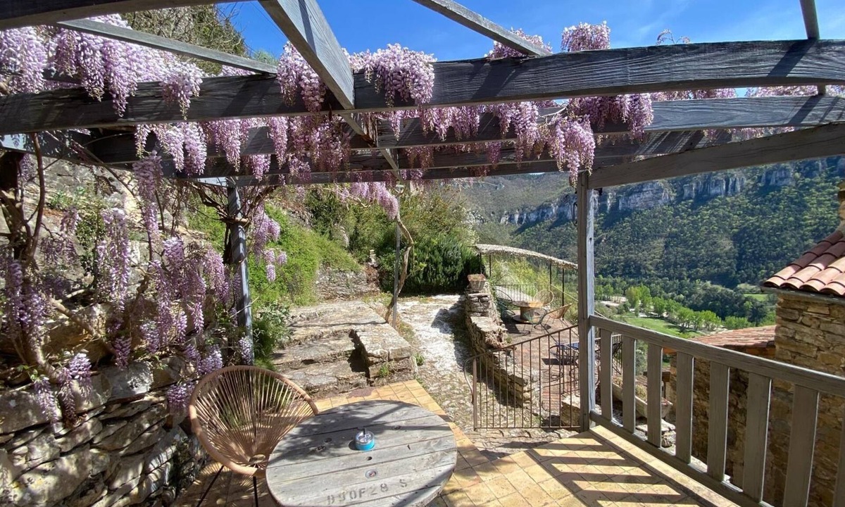 Riviere-sur-Tarn Apartment | Gite Glycines, terrace under the Glycine, other terrace for the sunset