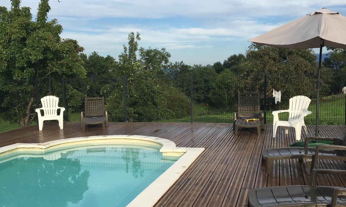 Camarade Cottage | Gite in a renovated barn with swimming pool and views of the Pyrenees