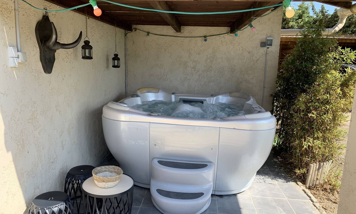 Bellegarde Apartment | Gite jacuzzi swimming pool Camargue freewifi