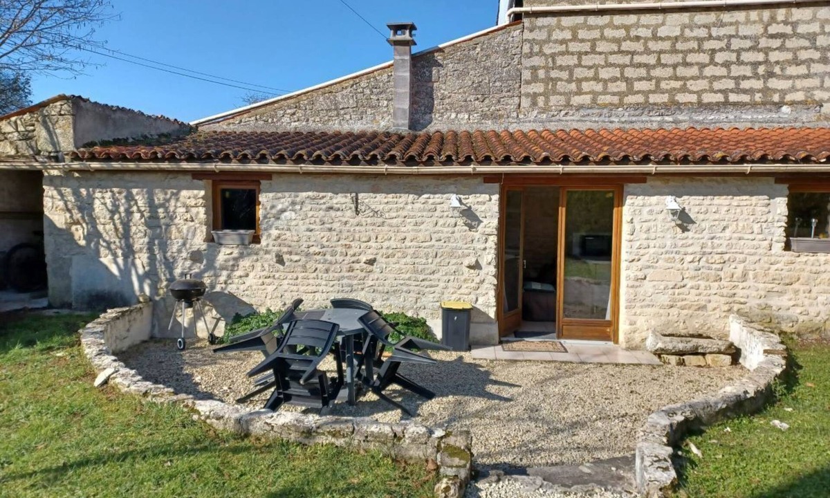 Saint Martin de Juillers House | GITE LE PETIT BONHEUR