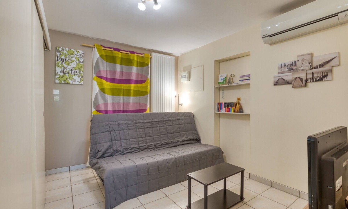 Aniane House | Gîte La Colline des Pins with Private Garden, Wi-Fi, and Air Conditioning