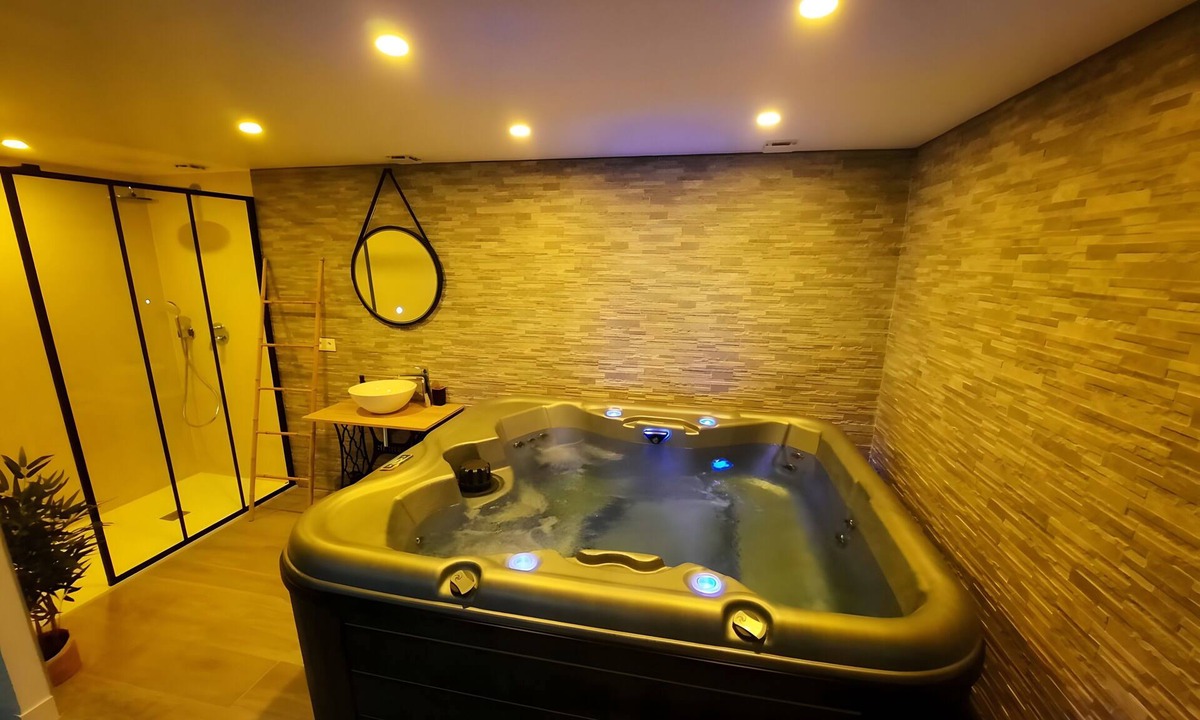 Sublaines House | Gite "La Folie Romantique, with Private Spa, Terrace, Wi-Fi, and Air Conditioning