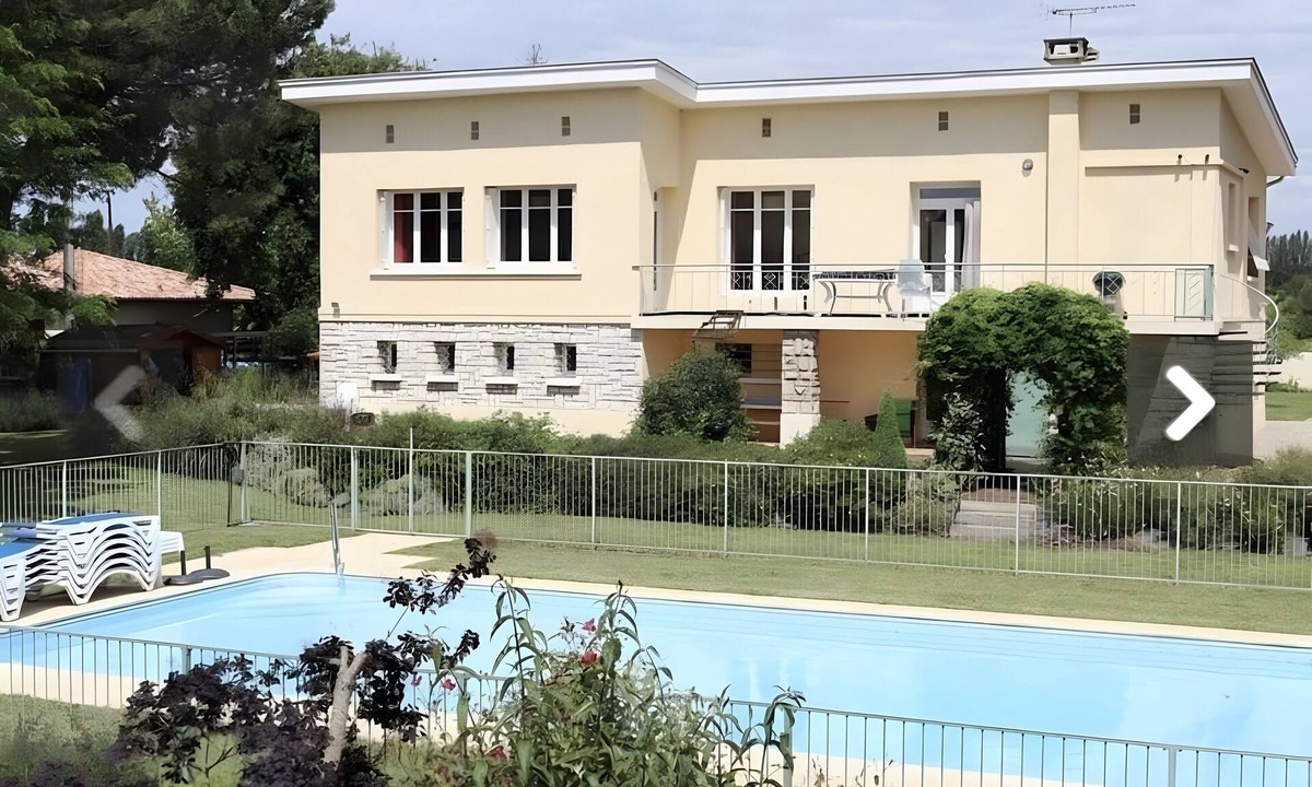 Le Ledat Apartment | Gite La Garonne with Shared Pool, Communal Garden, and Wi-Fi