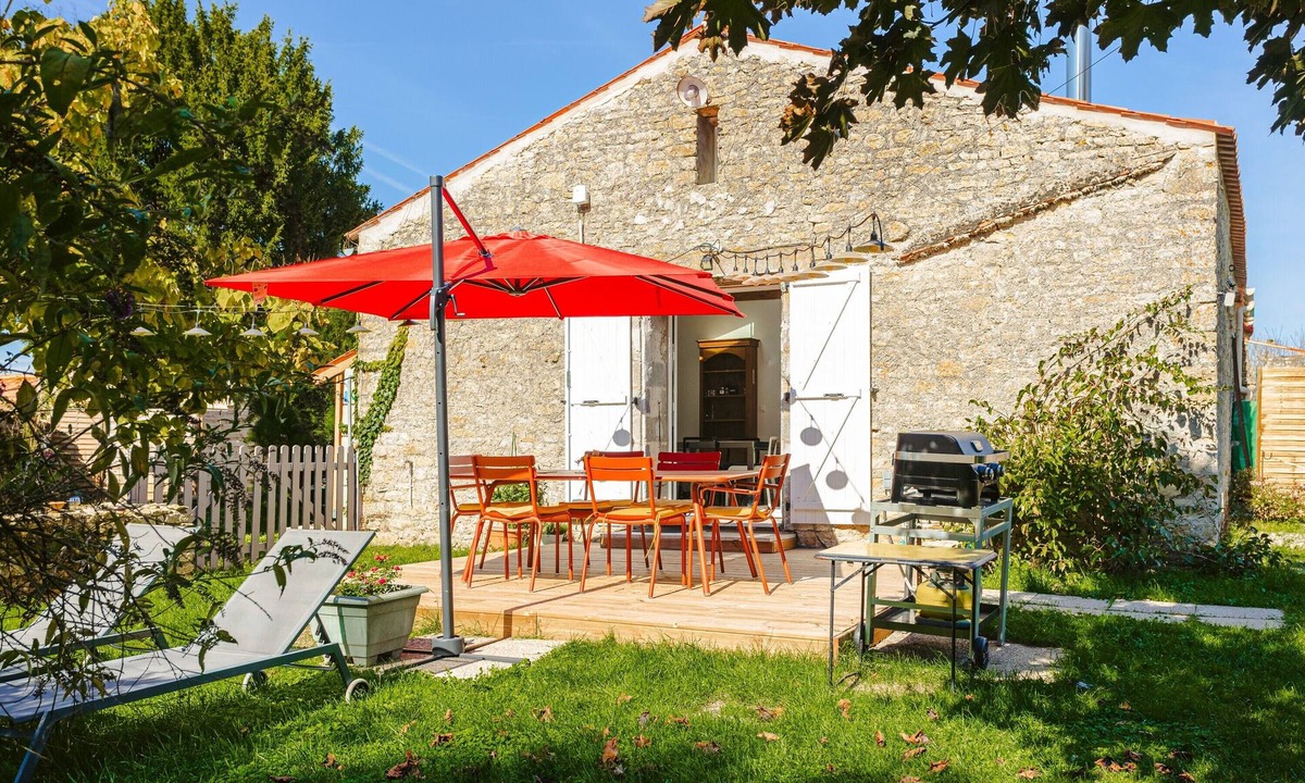 Chaille-les-Marais House | Gîte 'La Grange Hulotte' with Private Terrace, Shared Garden and Wi-Fi