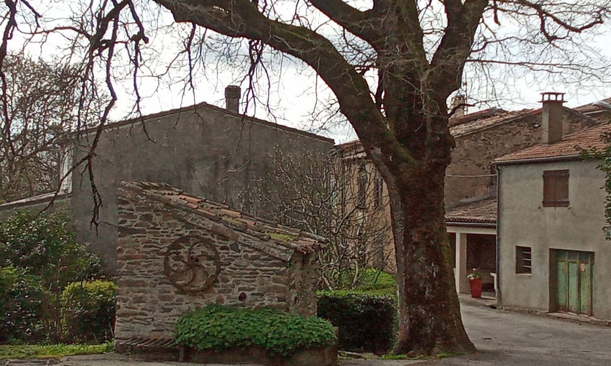 Les Brunels House | Gite La maison d'Adèle in black mountain village near Revel St Ferréol