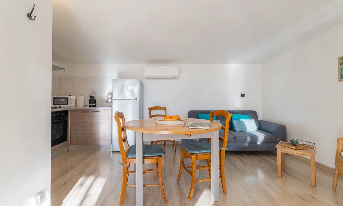 Greoux-les-Bains House | Gîte "La Miellerie" with Shared Pool, Private Terrace, and Air Conditioning