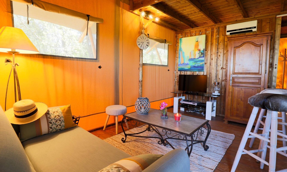 Trets Cottage | GITE LA PINE FOREST WITH PRIVATE POOL ABOVE GROUND