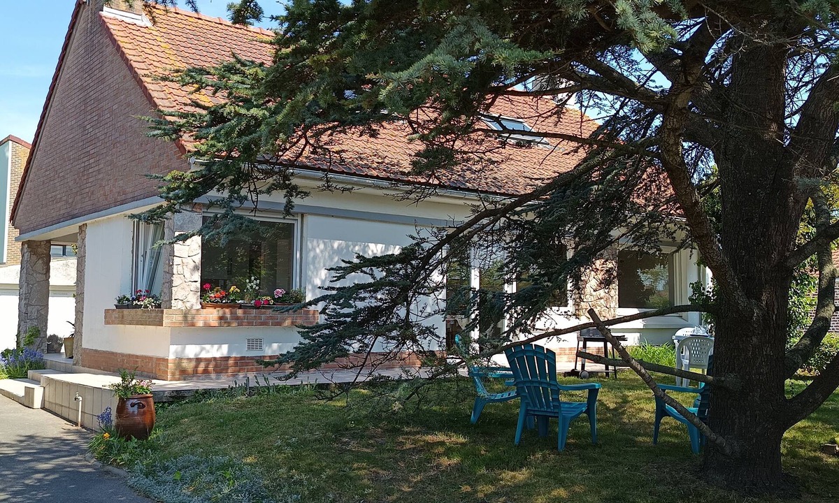 Petit-Fort-Philippe House | Gîte labellisé chez "Mamoune" is located right next to the beach by the footpath