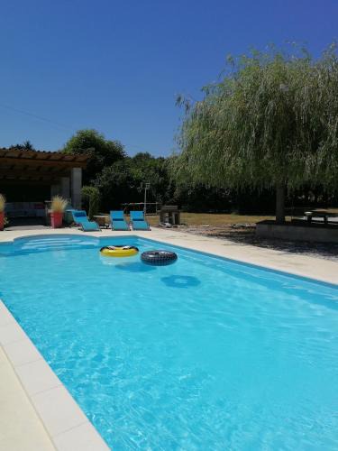 Rochefoucauld - Porte du Perigord House | Gite - Le chemin blanc