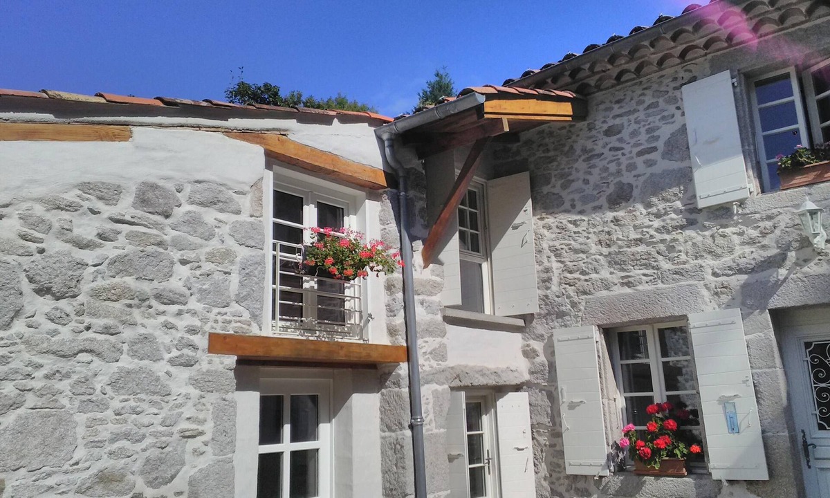 Saint-Salvy-de-la-Balme Villa | Gîte le Coumis with large park 6 persons animals accepted