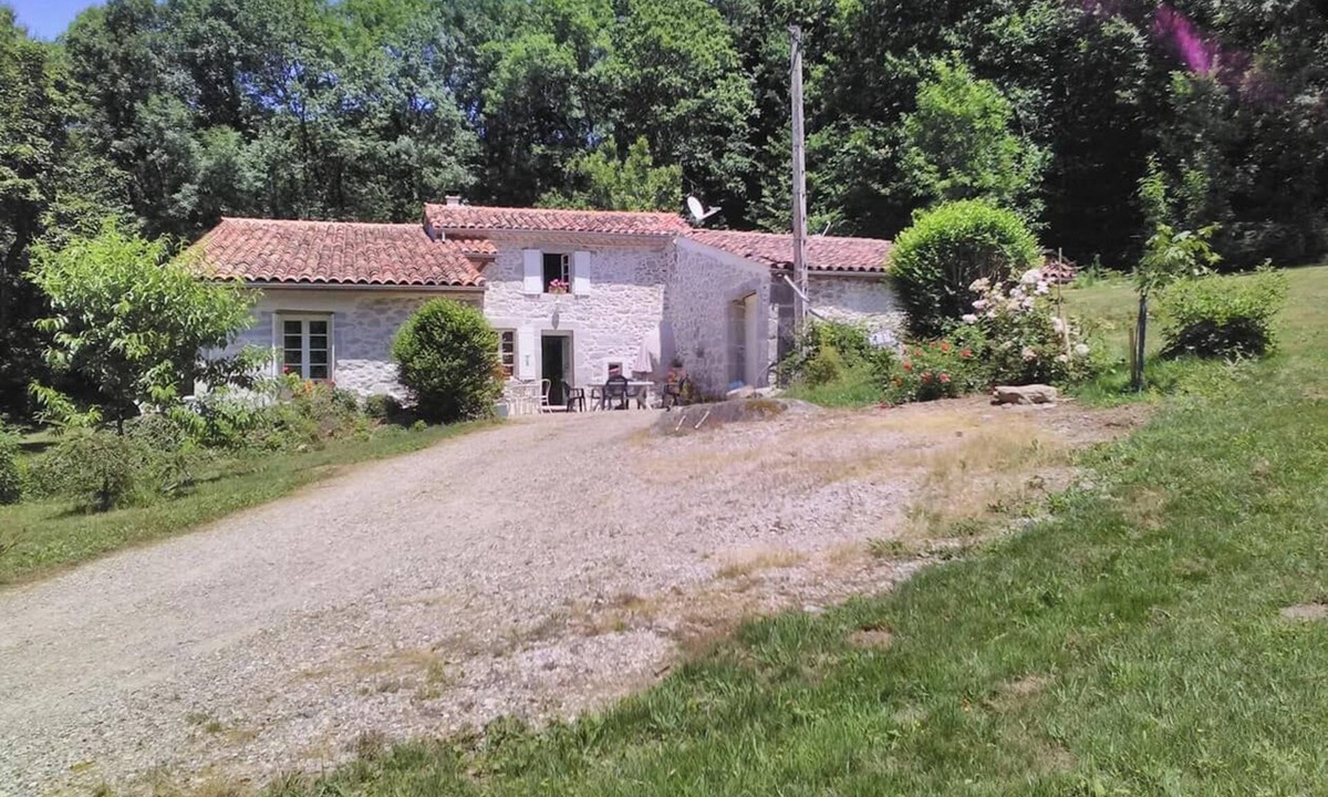 Saint-Salvy-de-la-Balme House | Gîte le Coumis sleeps 6, kitchen, parking and garden.