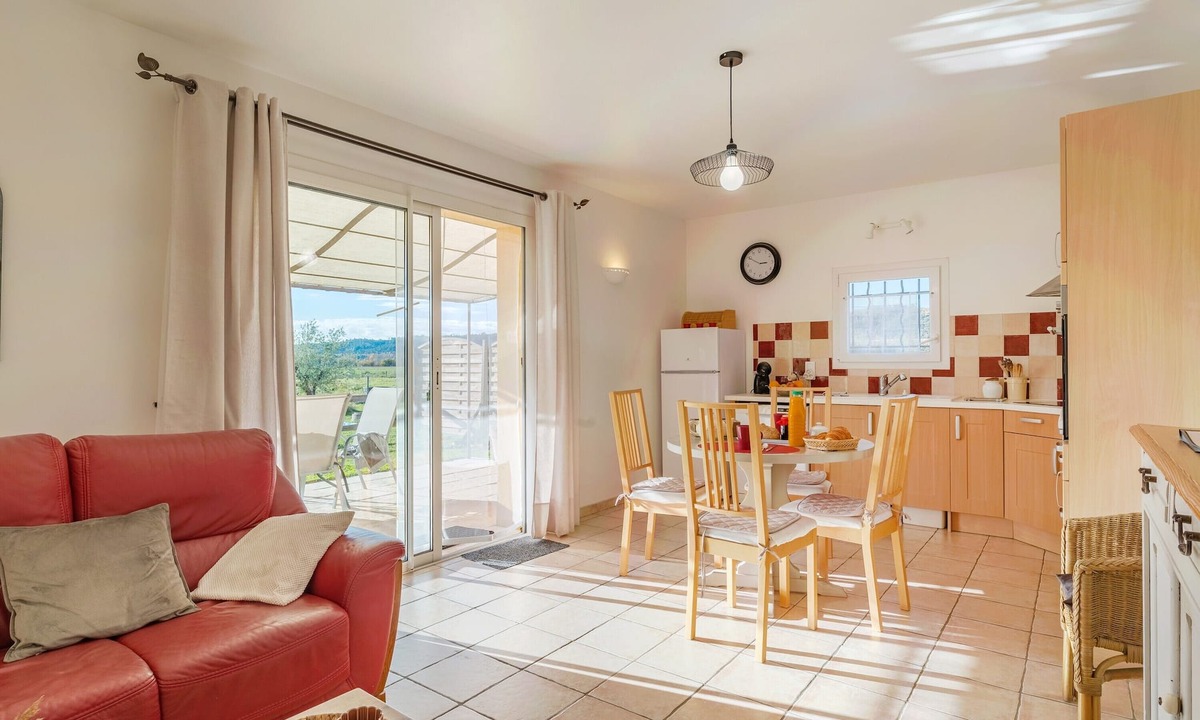 Greoux-les-Bains Cottage | Gîte 'Le Petit Étang' with Shared Pool, Private Terrace and Air Conditioning