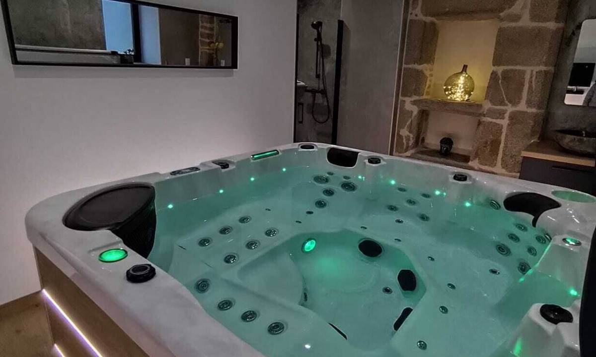 Roz-sur-Couesnon House | Gite "Le Saint Revert" near Mont St Michel with SPA!