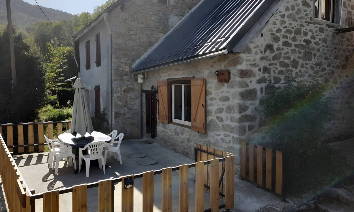 Biert House | Gite Les Lutins: Holiday Home with Mountain Views, Wi-Fi & Air Conditioning