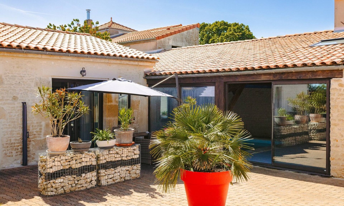 La Jarrie House | Gîte Mimosa with Terrace, Pool, and Air Conditioning by Kaz'Concept