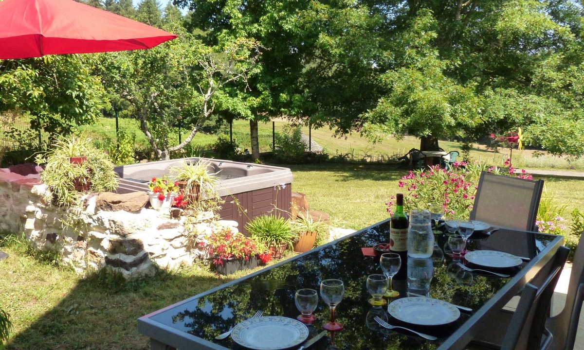 Frayssinet-le-Gelat Cottage | Gîte on the edge of the wood, house with jacuzzi