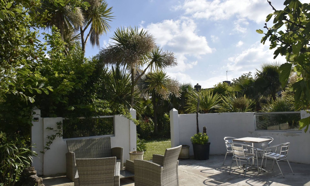 Surtainville House | Gîte - parking - pool in summer - sea and stores