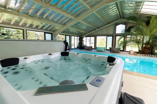 Cherveix-Cubas Villa | Gite Piscine et Jacuzzi intérieurs