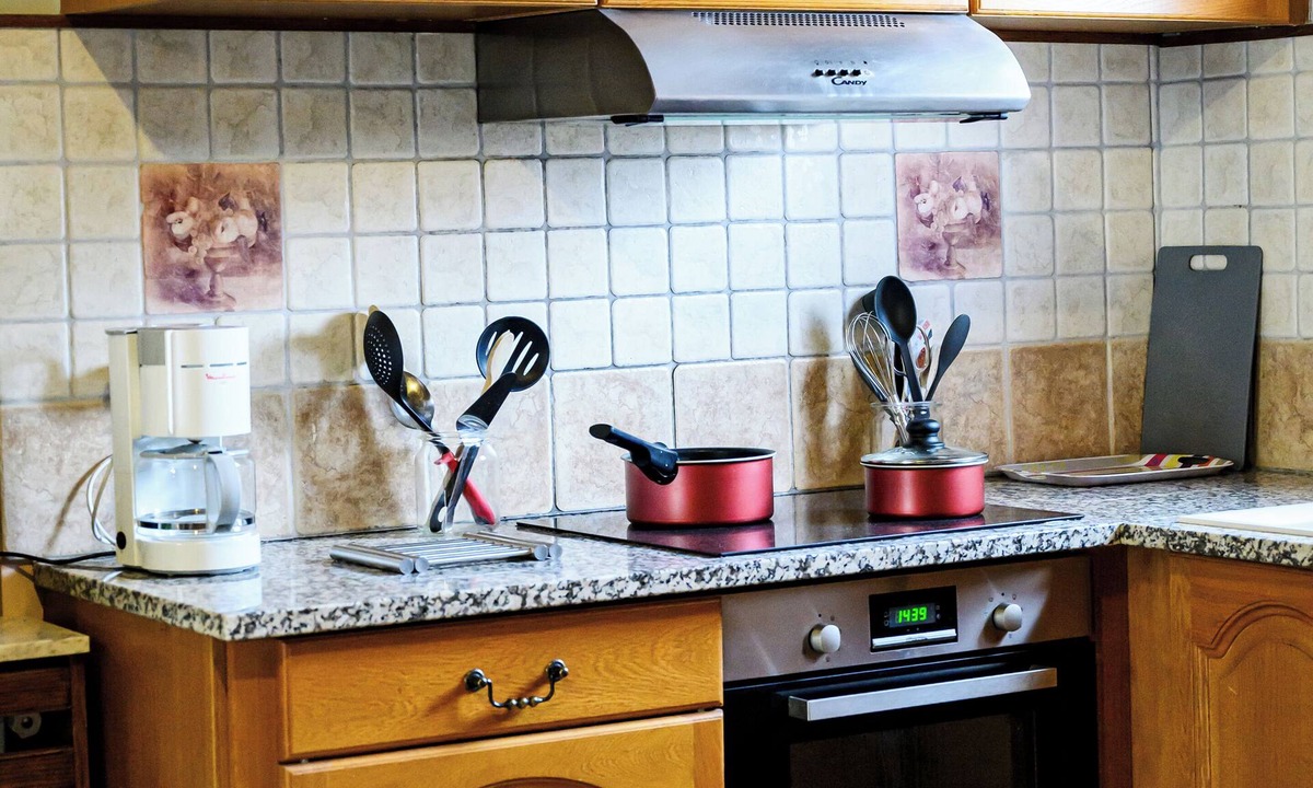 Chenou House | Gîte Prunier sleeps 8 with heated pool