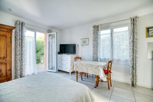 La Salvetat-Saint-Gilles Apartment | Gite Studio Le Colibri