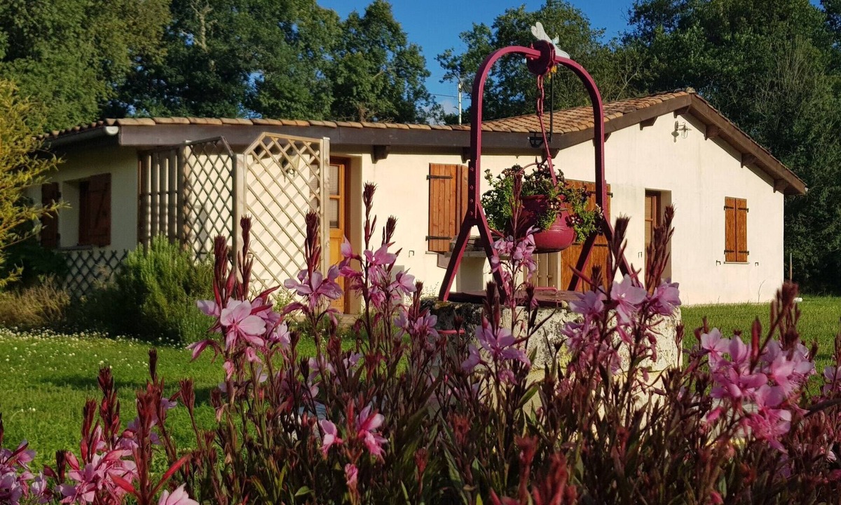 Bussac-Foret House | Gite Ti Case with Shared Pool and Jacuzzi