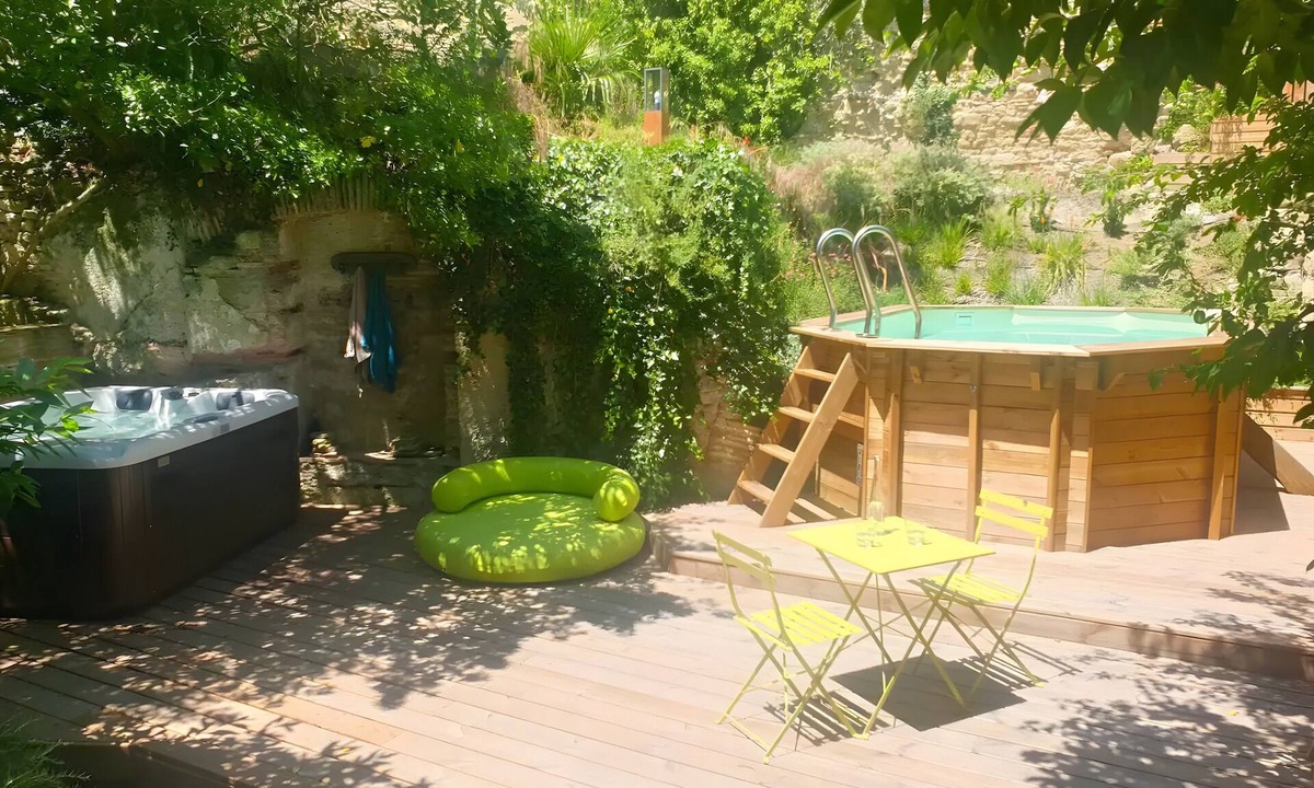 Castelnaudary House | Gite VertCastel – Lovely Green Retreat with Pool and Spa