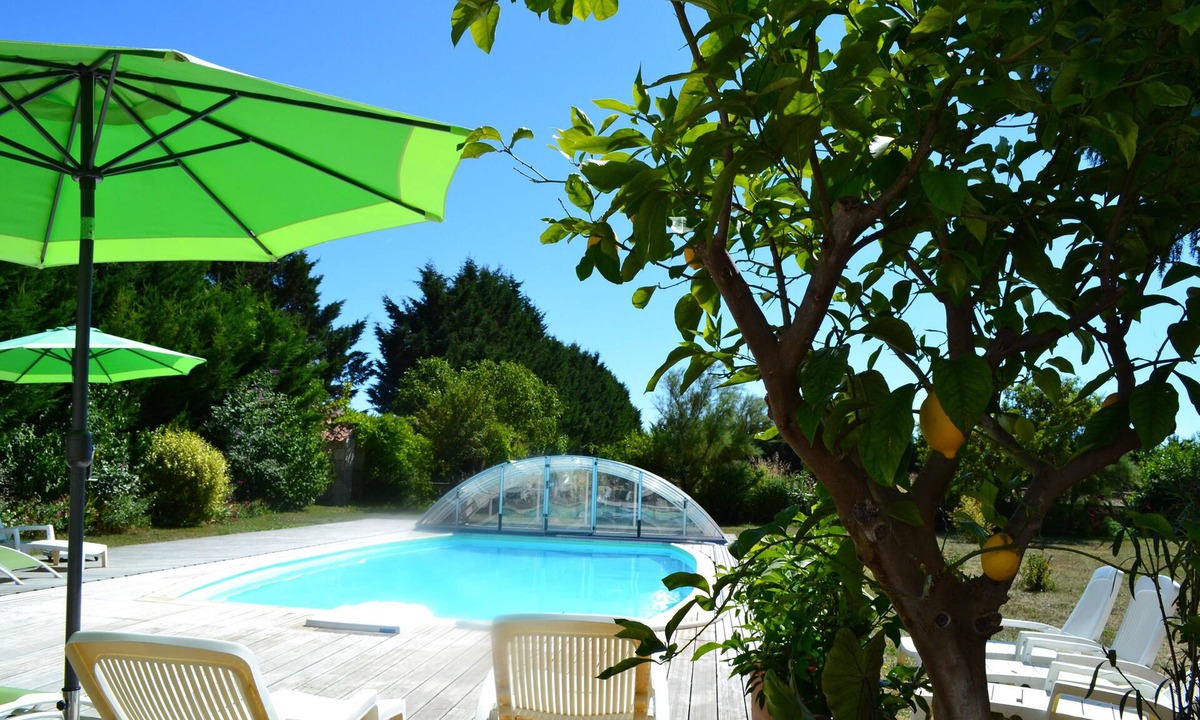 Prisse-la-Charriere Cottage | GITE WITH COVERED AND HEATED POOL (3 STARS)