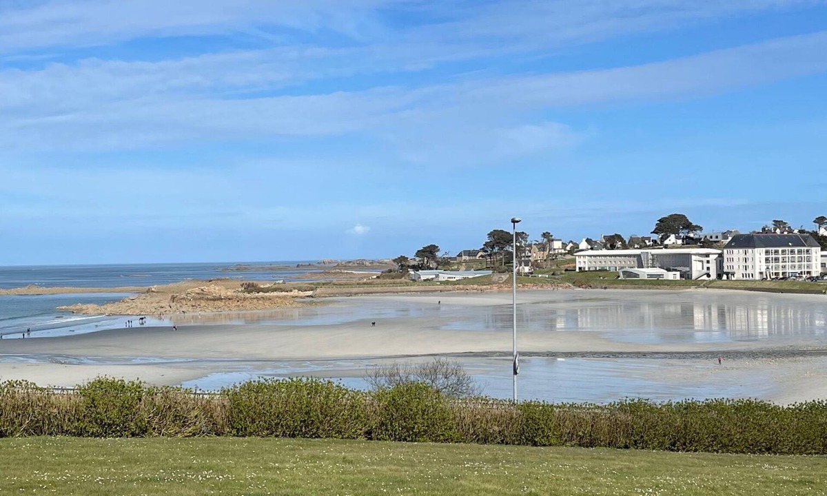 Trevou-Treguignec House | Gîte with sea view, magnificent Trestel beach, GR34
