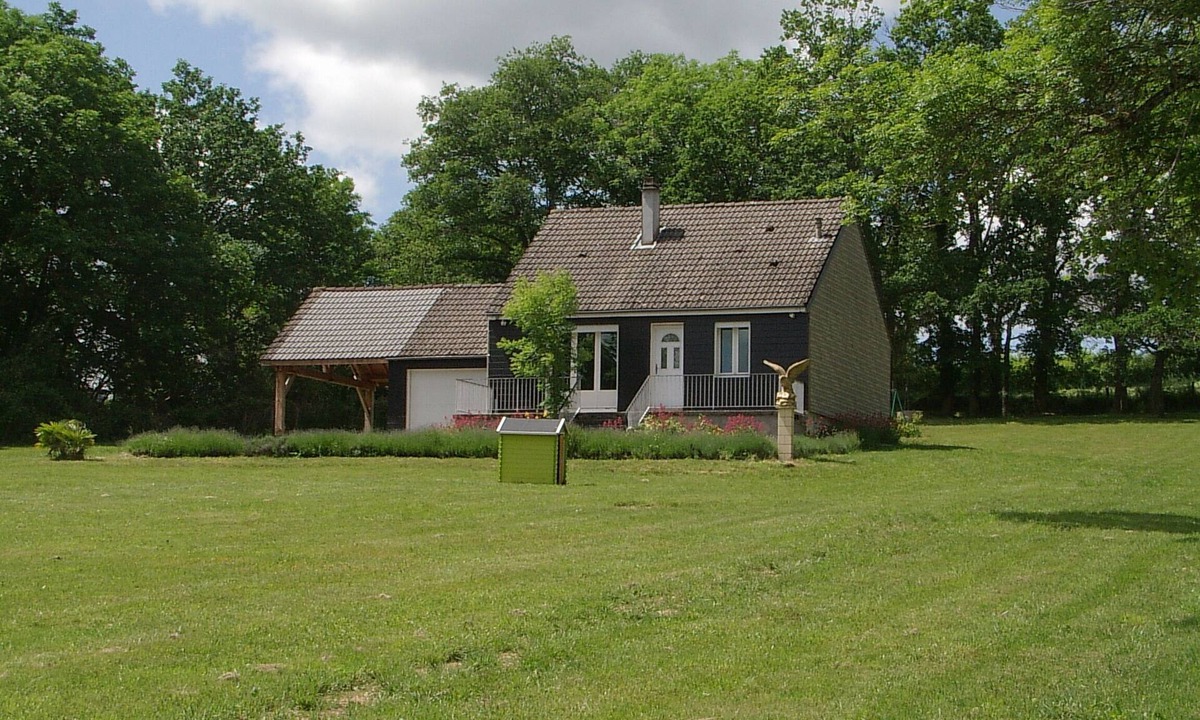Landogne House | Gîte with view of the Chaîne des Puys - 4 pers - large garden - near Vulcania