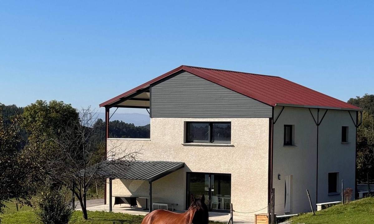 Saint-Genest-Lerpt Villa | Gites de Landuzière