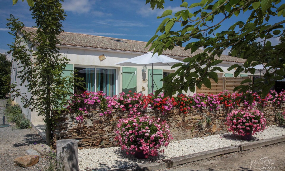 Olonne-sur-Mer Cottage | Gites Les Sables d'Olonne with heated swimming pool