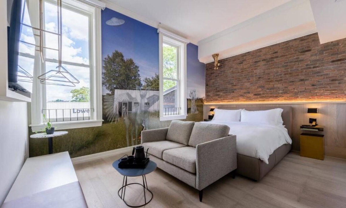 Beaconsfield Village Hotel | Gladstone Hotel & Suites
