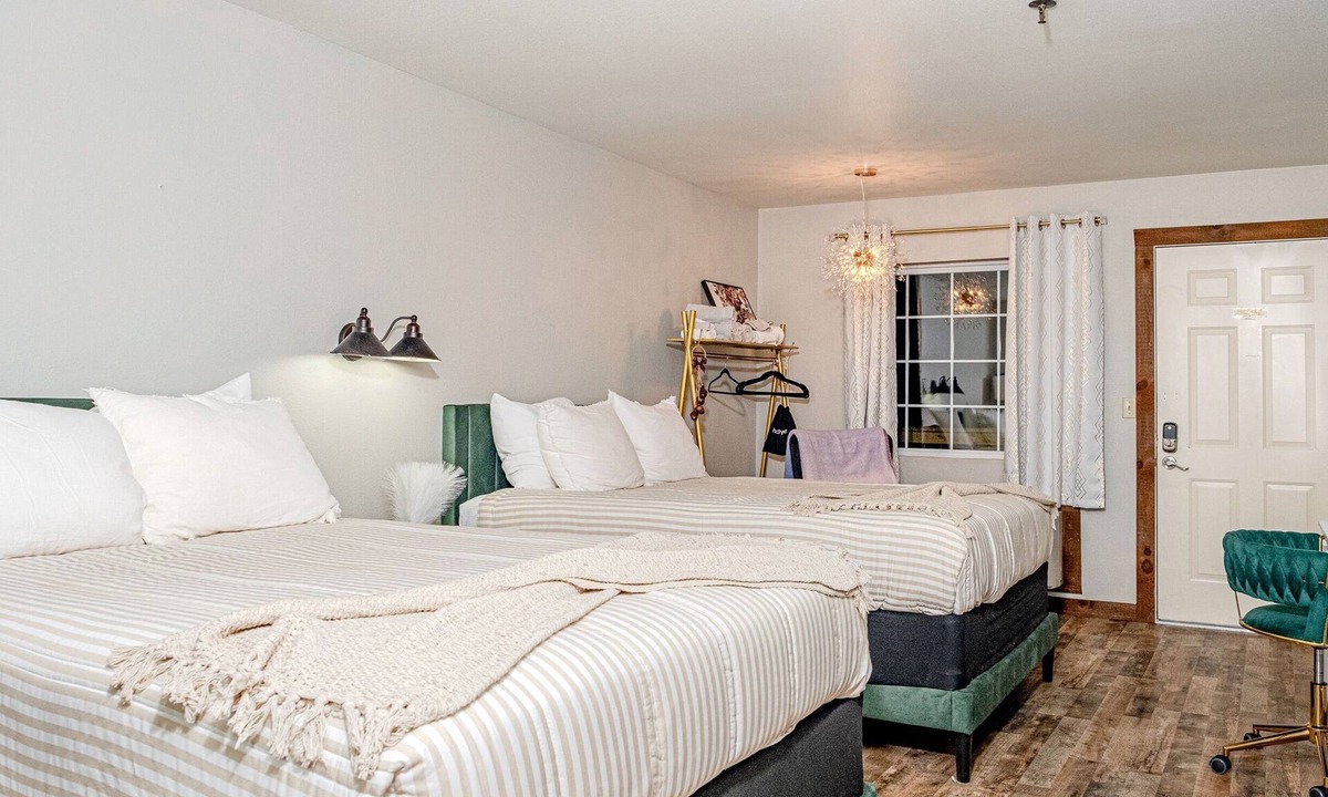 Indian Point Hotel | Glam Jam! - Newly Remodeled Stay in Style! Pets Stay Free