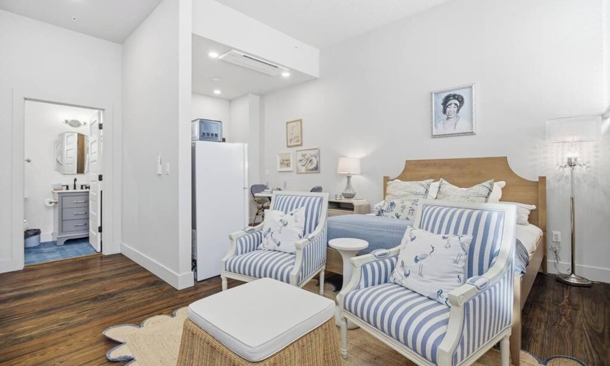 Downtown Jacksonville Apartment | Glam Studio at the Raven Pool OnSite Parking