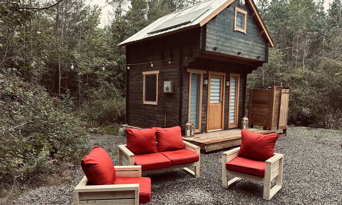 Fort Erie Cabin | Glamming luxury Cabin, forest retreat. Tiny Home