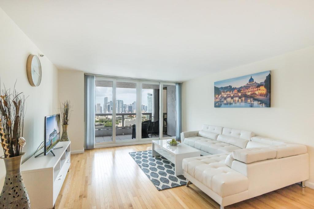 Downtown Miami Apartment | Glamorous 3 Bedroom With a Balcony View